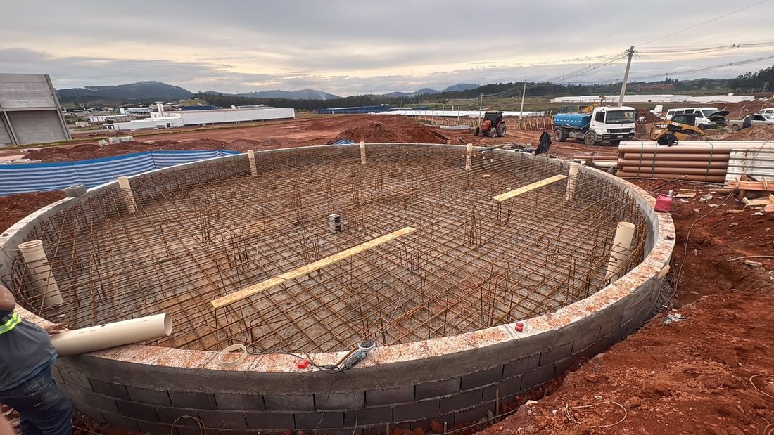 Base circular armada, com a malha de aço e as esperas antes da concretagem