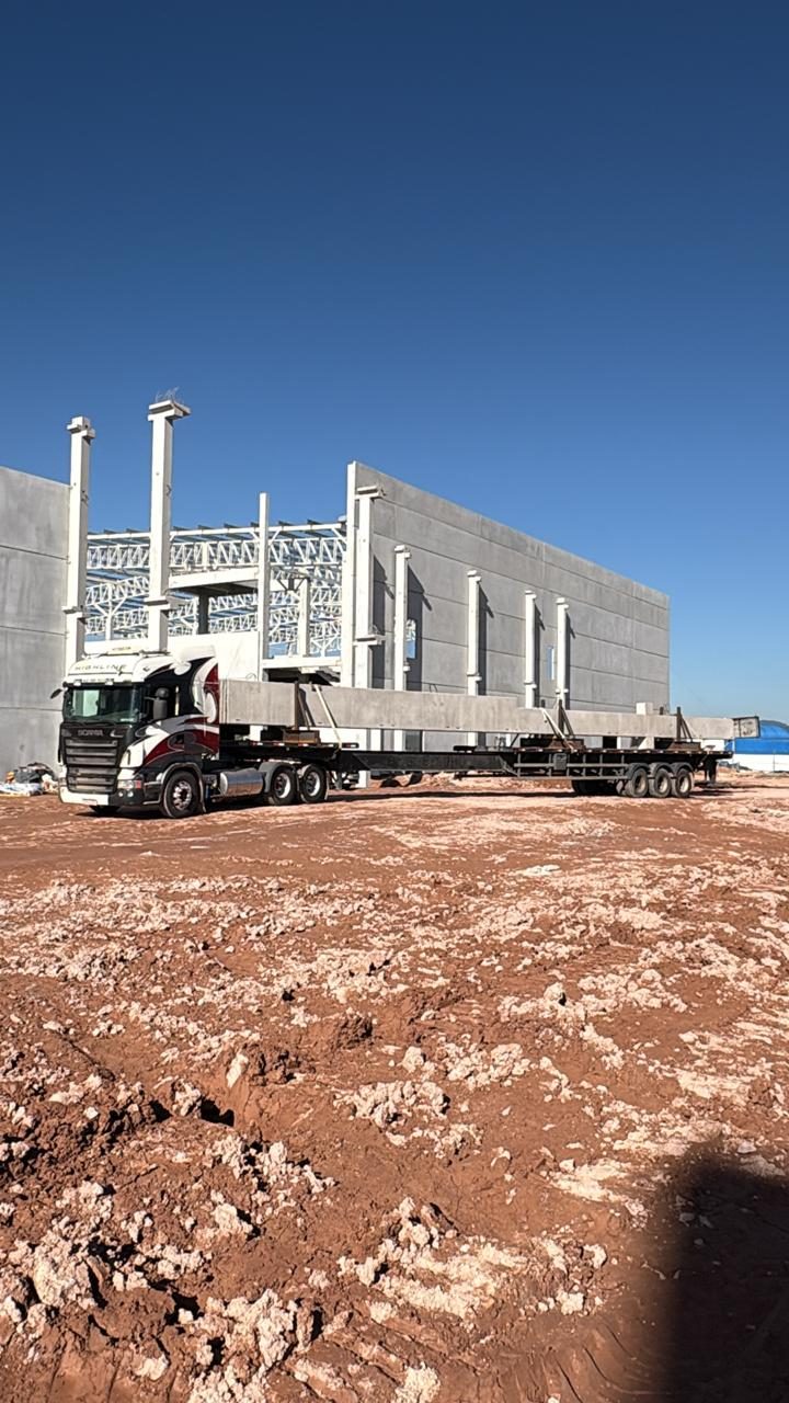 Painel pré-moldado chegando à obra sobre carreta