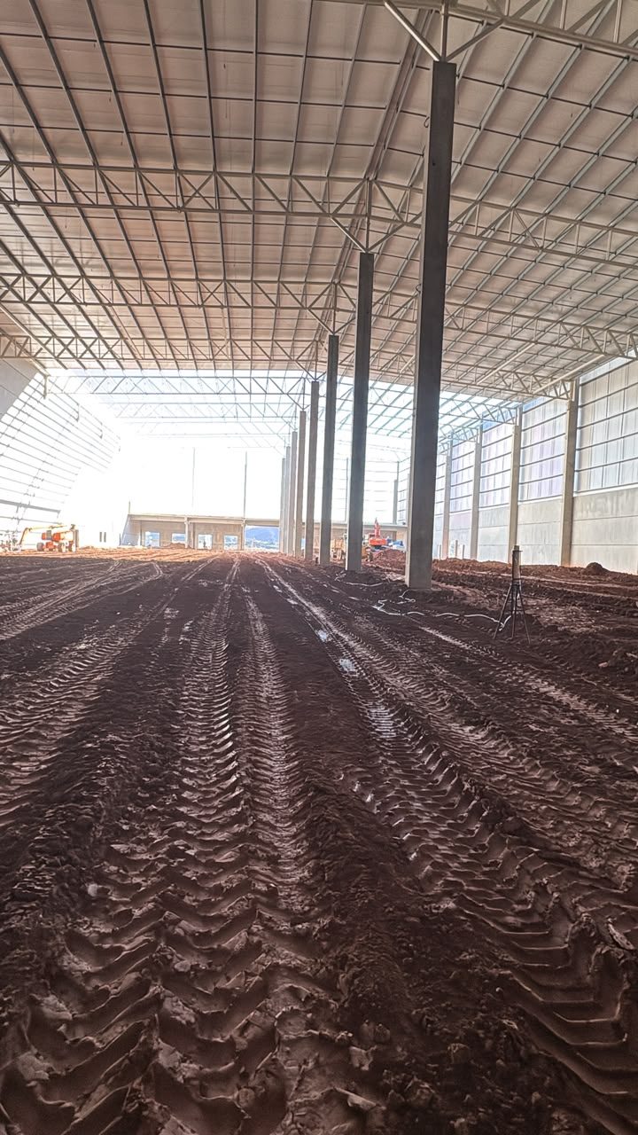 Interior do galpão com o terreno regularizado antes da execução do piso