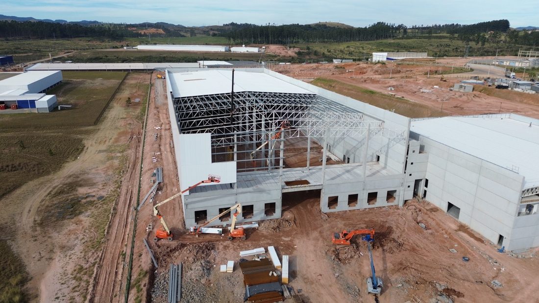 Vista aérea da obra industrial em andamento