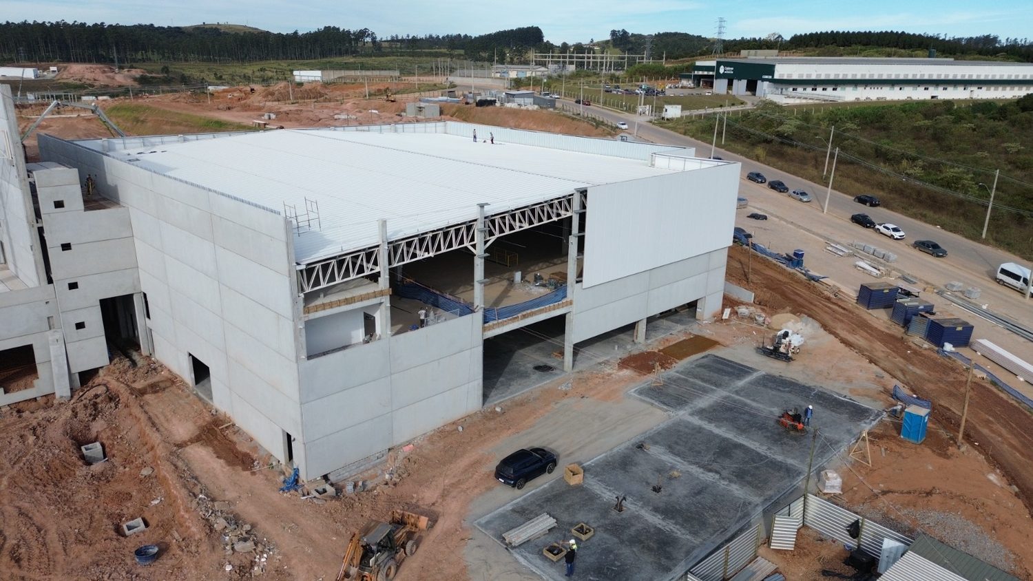 Vista aérea da obra da Althaia Farmacêutica em Poços de Caldas, com o prédio já fechado e o canteiro ao redor