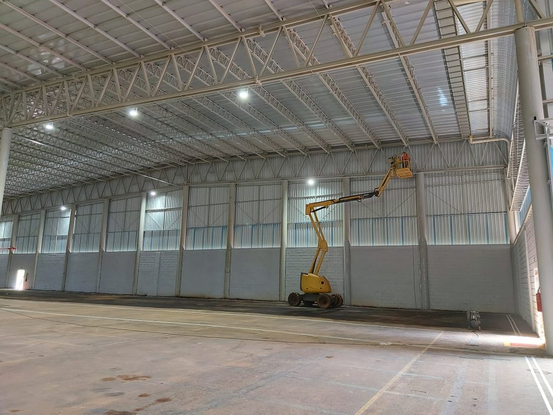 Acabamento do fechamento lateral do galpão da CofcoAgri em Alfenas