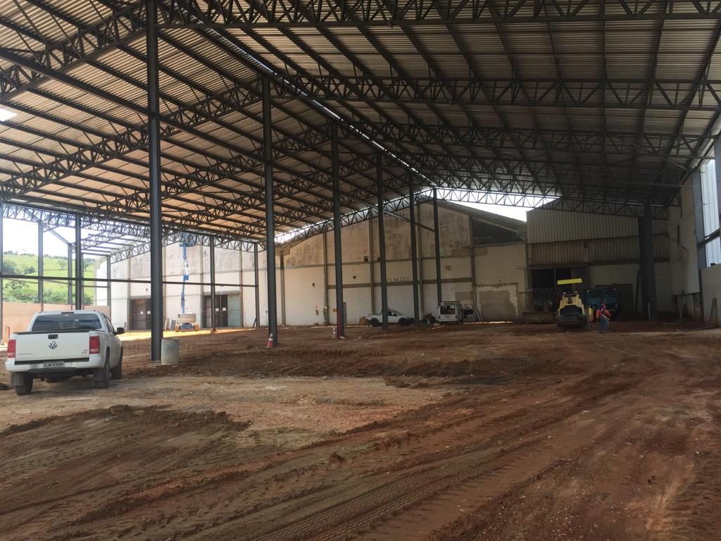 Interior do galpão ainda em terra batida, com a estrutura montada