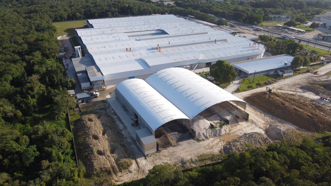 Vista aérea de galpão industrial com cobertura curva, em Recife