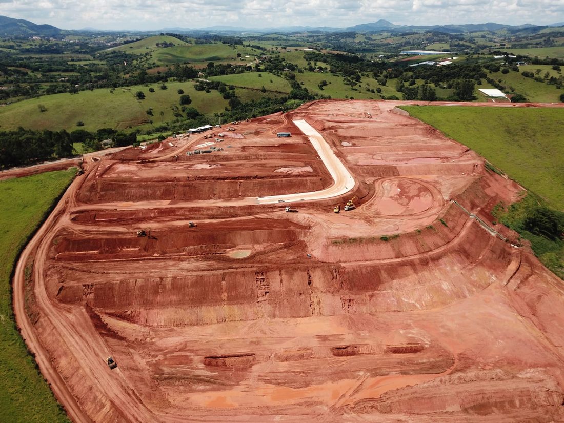 Platô inteiro com as bancadas abertas nos taludes
