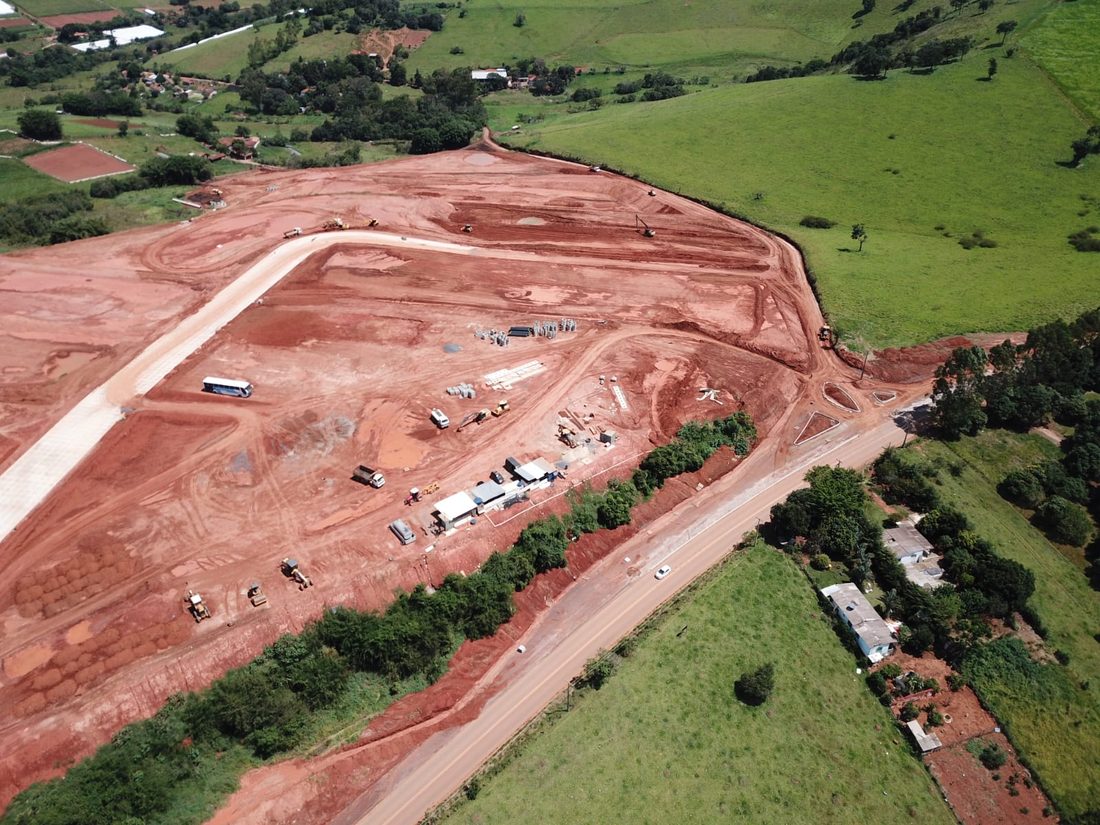 Canteiro da terraplanagem com máquinas e estrutura de apoio