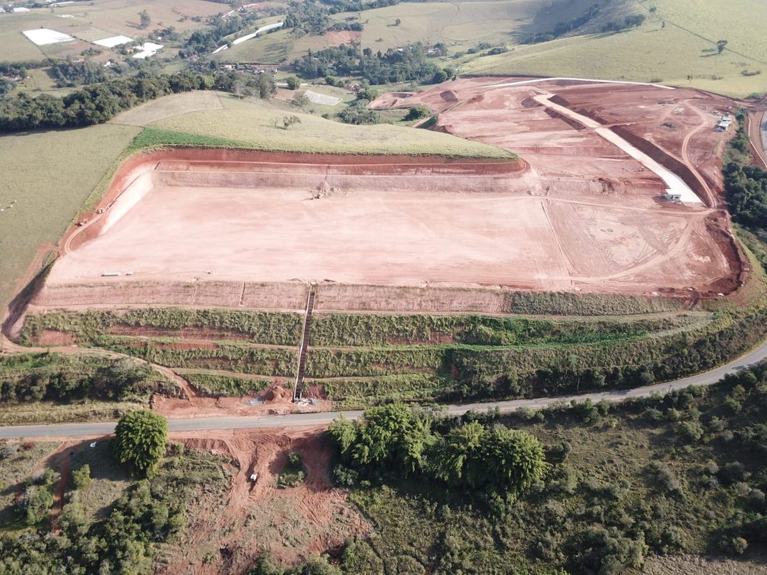 Platô concluído com a drenagem das bancadas executada