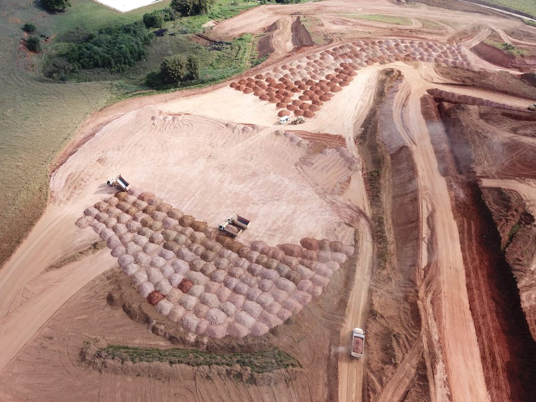 Montes de terra descarregados em sequência no aterro
