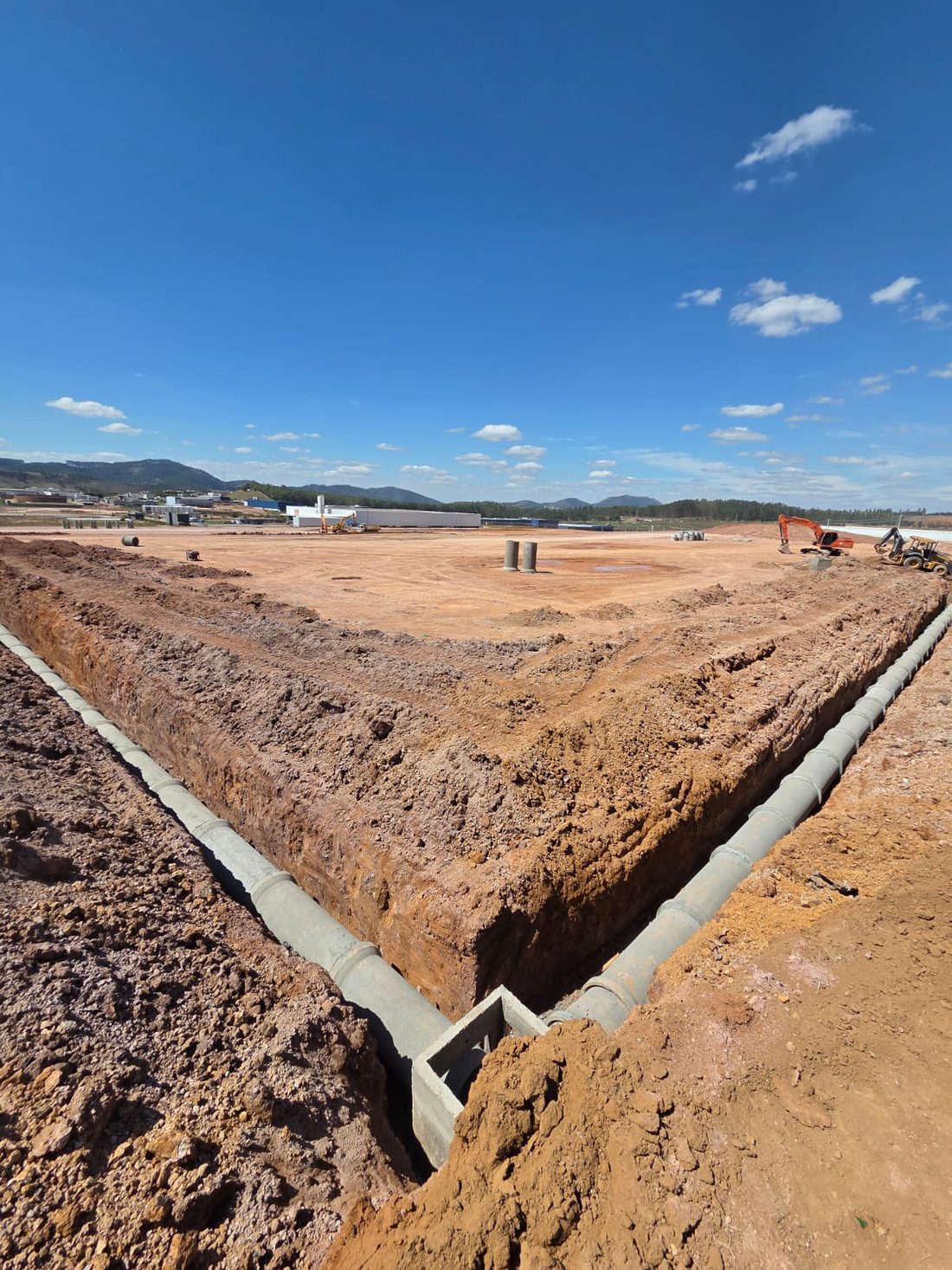 Platô com rede de drenagem executada no contorno