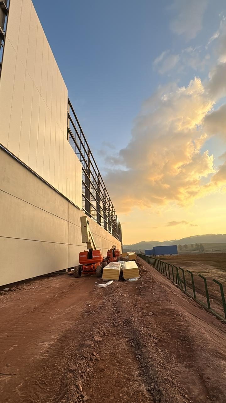 Fachada fechada em isopainel com plataforma elevatória no pé da parede