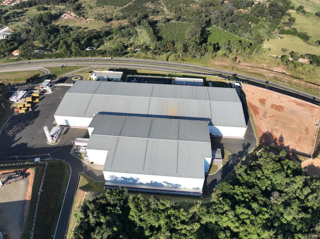 Vista aérea dos galpões pelos fundos, com o terreno ao lado