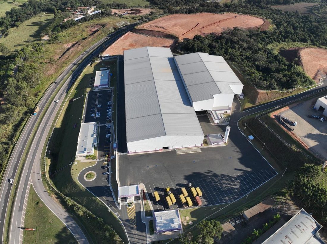 Vista aérea do conjunto com o acesso pela rodovia e o pátio de carretas